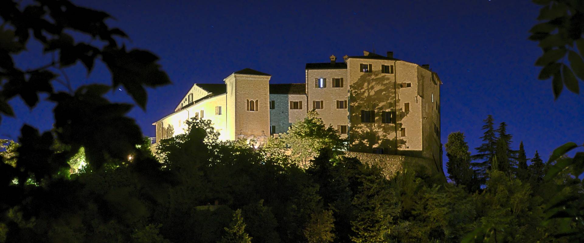 Rocca di Bertinoro by Night foto di Wikitechphoto
